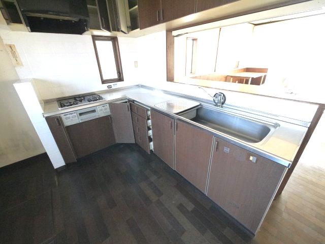 大網白里市北今泉　中古戸建のキッチン|白里海岸まで徒歩約12分敷地約69坪 5LDK対面式システムキッチン並列2台可能自然豊かな静かな環境