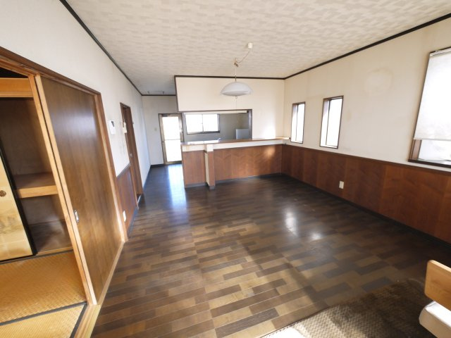 大網白里市北今泉　中古戸建の居間・リビング|白里海岸まで徒歩約12分敷地約69坪 5LDK対面式システムキッチン並列2台可能自然豊かな静かな環境