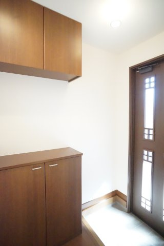 カーサ三矢小台Aの玄関