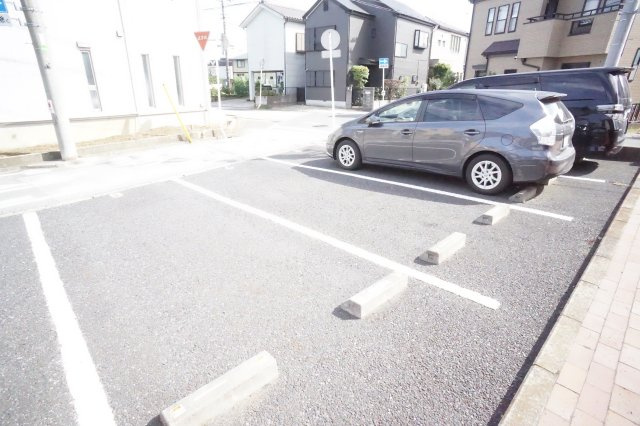 カーサ三矢小台Aの駐車場