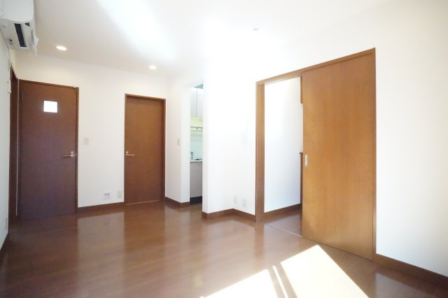 カーサ三矢小台Aの居間・リビング