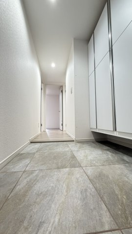 コスモ川口朝日町の玄関|明るい玄関です