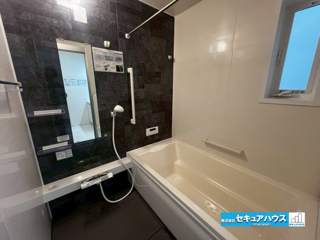 みよし市西陣取山　全2棟の浴室|【浴室】
◆アクセントパネルで落ち着きのある雰囲気を演出します。毎日の疲れを癒やすバスタイムをお楽しみ下さい！
◆窓付きで、カビの繁殖を抑える効果があります。
◆手すり付きで将来も安心です。　　　　　