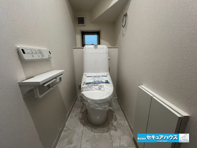みよし市西陣取山　全2棟のトイレ|【高機能トイレ】
◆高機能トイレの多くは便器のフタの開閉が自動であり、使用後に手動で水を流す面倒もなく非常に便利です。スタイリッシュな見た目で、お掃除しやすく、節水効果が高いです。
