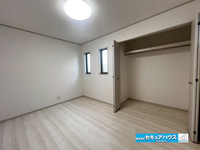 みよし市西陣取山　全2棟の洋室|【洋室】
◆広々とした居住空間は日々の暮らしを彩り、心のやすらぎと満足感を与えてくれます。通風と採光を考慮した設計は子供たちはのびのび育ち、家族でくつろぎと団らんを生み出します。