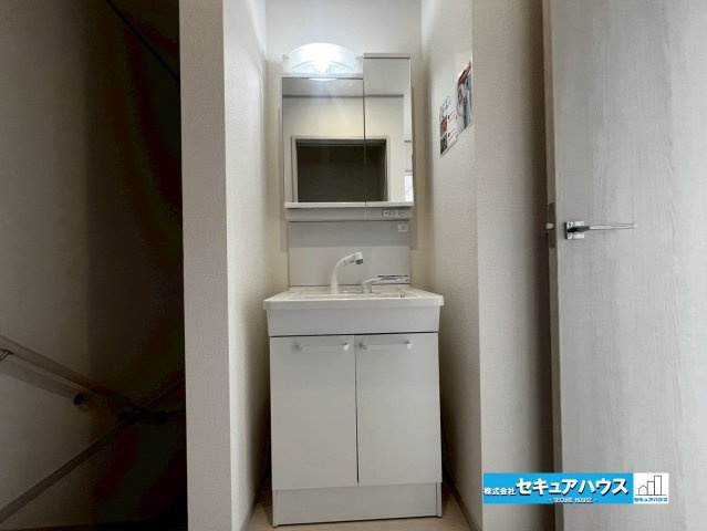 みよし市西陣取山　全2棟の独立洗面台|【2階洗面台】
◆2階の洗面台は、朝の混雑を緩和し、家族全員がスムーズに身支度でき、2階での水仕事や掃除が楽になります。また、来客時にもプライバシーを保ちながら使うことができます。