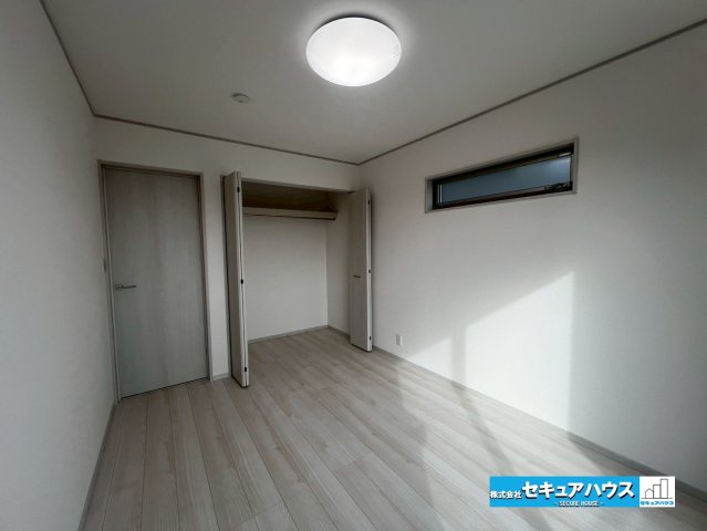 みよし市西陣取山　全2棟の洋室|【6帖の洋室】
◆家族一人ひとりの大切なプライベート空間。趣味に合わせて使って頂けるようシンプルに仕上げてあります。暮らし心地を大きく左右する収納を、適材適所に配置し使い勝手を考慮しました。　　　　　