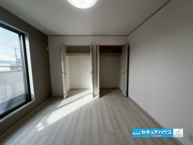 みよし市西陣取山　全2棟の洋室|【7帖の洋室】
◆お子様のお部屋や主寝室、来客時の宿泊室、趣味のお部屋としてもご利用いただけます♪
◆全居室に収納があるため、各居室ごとに荷物をしまうことができます。　　　　　　　　　　　　　　　　　