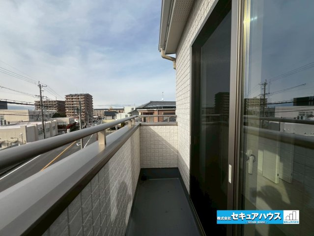 みよし市西陣取山　全2棟のバルコニー|【バルコニー】
◆見晴らしもよく、太陽の温かな温もりをめいっぱい受け止めてくれます。
太陽の光と爽やかな風を受けたお洗濯物はあっという間に乾き、取りこむ時には太陽の匂いを感じられそうですね。　　　　　