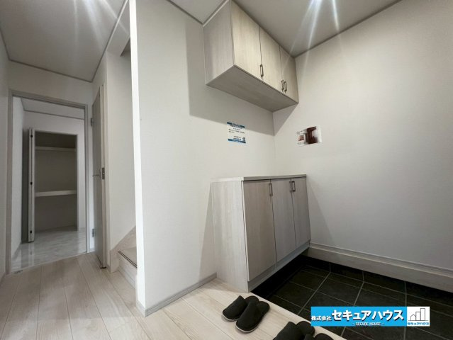 みよし市西陣取山　全2棟の玄関|【玄関】
◆採光・通風にも配慮された設計で毎日明るい空間をキープします♪
◆収納豊富なシューズボックス付きの為玄関周りがスッキリと片付きます。
◆ダブルロックキーで防犯面も安心です。　　　　　　　　　