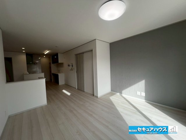 みよし市西陣取山　全2棟の居間・リビング|【18.75帖のLDK】
◆日当たりが良く温かい南向きのリビングは家族の団らんスペースになります。
◆2面窓に面しているため通風も良好です。
◆アクセントクロスによりお洒落な空間に仕上がっています。　