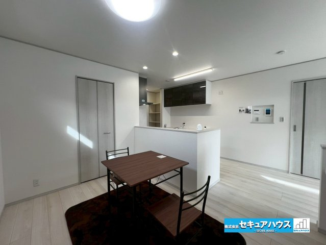みよし市西陣取山　全2棟の居間・リビング|【18.75帖のLDK】
◆リビングとダイニングが分かれているため、空間が明確に分離され静かな環境で集中したい時や、来客時でもプライバシーを確保でき、メリハリのある生活が送れます。　　　　　　　　　 