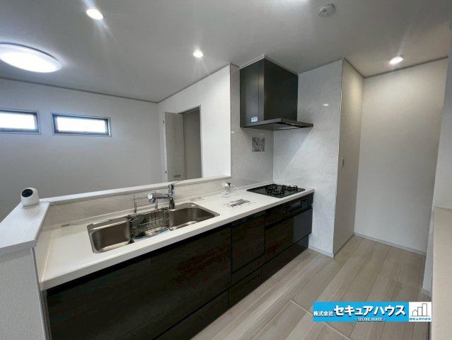 みよし市西陣取山　全2棟のキッチン|【キッチン】
◆対面式キッチンのためリビングの様子を見ながら料理することができます。
◆食洗機付きの為、洗い物の時短に繋がるのも嬉しいポイントです。
◆スマ―トレンジフードの為、お掃除が楽にできます。