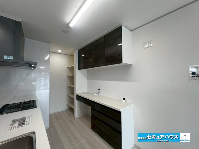 みよし市西陣取山　全2棟のキッチン|【キッチン】
◆カップボード付きのキッチンのため、電子レンジや炊飯器を置くことが出来ます。
◆キッチン奥には棚がついており、パントリースペースとして利用できます。お菓子のストック等ができ、便利です♪　
