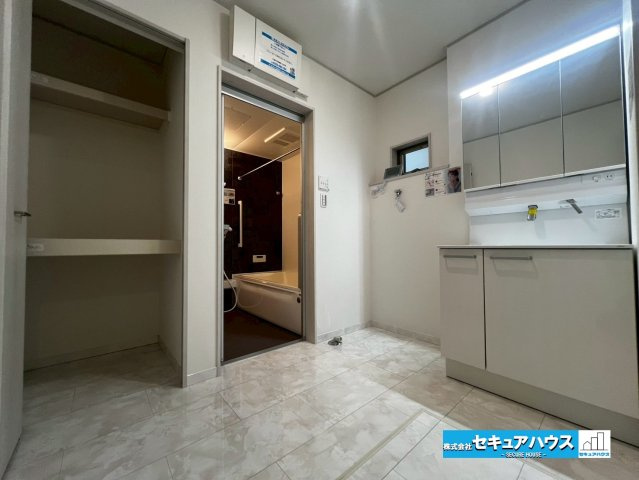 みよし市西陣取山　全2棟の独立洗面台|【洗面台】
◆鏡の裏にはたっぷりと収納スペースを標準装備！
◆電源を付属しているのでドライヤーなど利用できます。