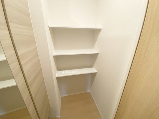 メゾンアイリス ココアの収納|玄関入ってすぐに造り付けの棚☆