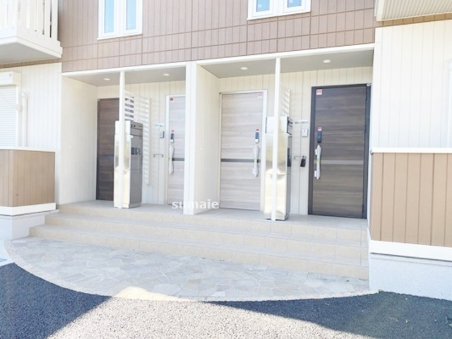 メゾンアイリス ココアのエントランス|雨の日でも安心のポーチ☆