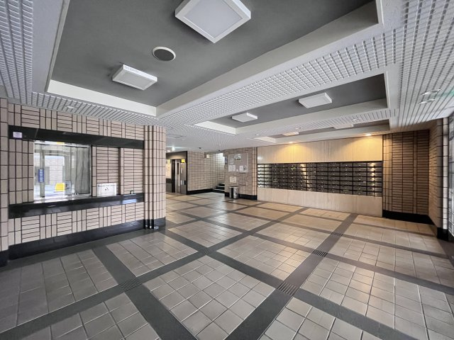 恒信ハイツのエントランス