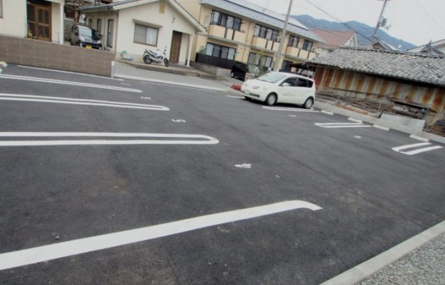 シャルムの駐車場