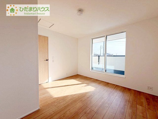 【洋室】 | 取手市青柳第3期　新築戸建　7号棟 | バルコニーに面していて、たっぷり光りの入る明るい主寝室です！