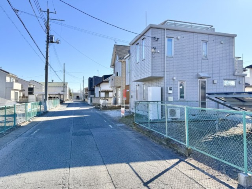 【中古戸建】邑楽郡大泉町大字吉田の前面道路含む現地写真|■外観