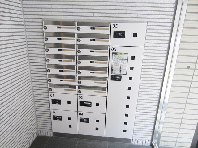 メゾン・ド・ジャンヌ・カルマンのその他共用部分|集合ポストと宅配ＢＯＸです☆
