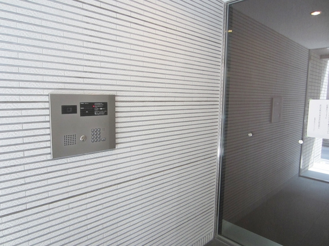 メゾン・ド・ジャンヌ・カルマンのエントランス|モニター付きのオートロック付きです☆