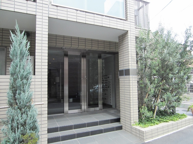 メゾン・ド・ジャンヌ・カルマンのエントランス|マンション入り口前です☆