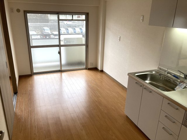 神戸市北区鈴蘭台北町４丁目の賃貸マンションの居間・リビング|日当たり風通しも良好のリノベーション済物件です