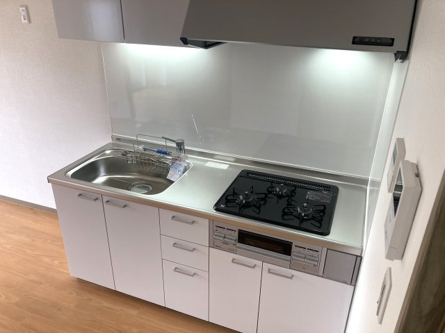 神戸市北区鈴蘭台北町４丁目の賃貸マンションのキッチン|システムキッチン、3口ガスコンログリル付き