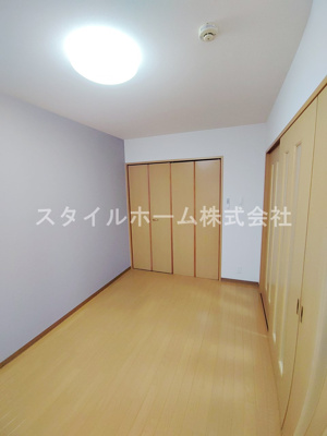 【寝室】 | エスポワール・Ⅱ | 広くて明るい寝室