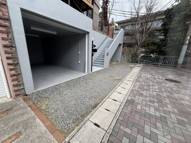 鴨子ヶ原２丁目戸建の前面道路含む現地写真
