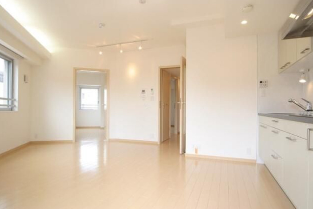 レジディア三軒茶屋　1Fコンビニ　駅近　リノベーションの居間・リビング