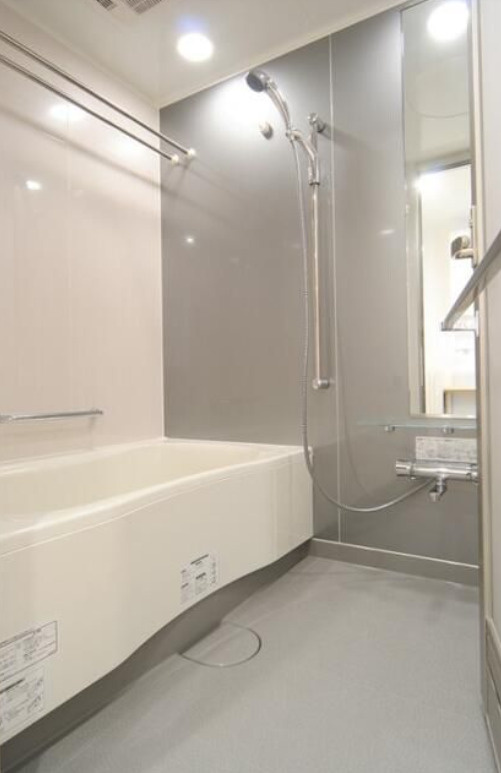 レジディア三軒茶屋　1Fコンビニ　駅近　リノベーションの浴室