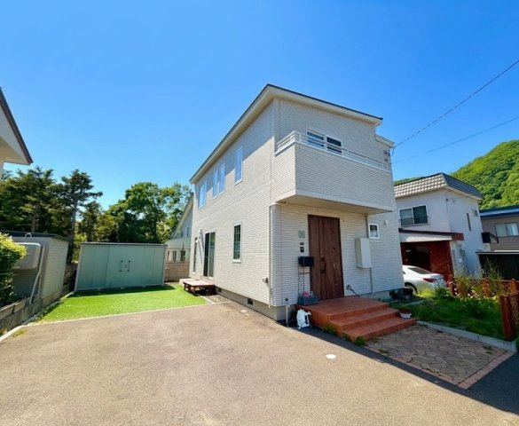 石山1条9丁目の外観|築浅×駐車スペースたっぷり×人気の一条工務店施工のソーラーパネル葺き屋根！