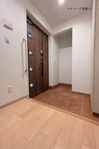 石山1条9丁目の玄関|玄関収納付きで、アウトドアご家族の荷物もしっかり収納！