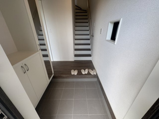 【玄関】 | 糸満市喜屋武（全2棟） | 1号棟　十分な収納付き玄関♪