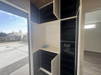 【玄関】 | 糸満市喜屋武（全2棟） | 1号棟　十分な収納付き玄関♪