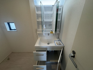 【独立洗面台】 | 糸満市喜屋武（全2棟） | 1号棟　三面鏡付き洗髪洗面化粧台♪