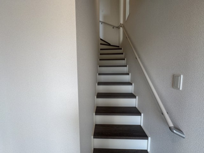 【内装】 | 糸満市喜屋武（全2棟） | 1号棟　手すり付き階段♪