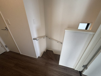 【内装】 | 糸満市喜屋武（全2棟） | 1号棟　手すり付き階段♪