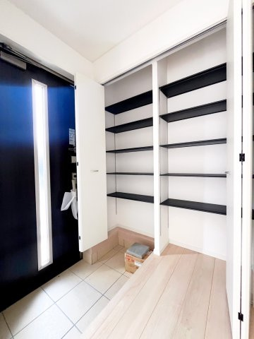 クレイドルガーデン阪南市自然田第３　１号棟　新築戸建の玄関