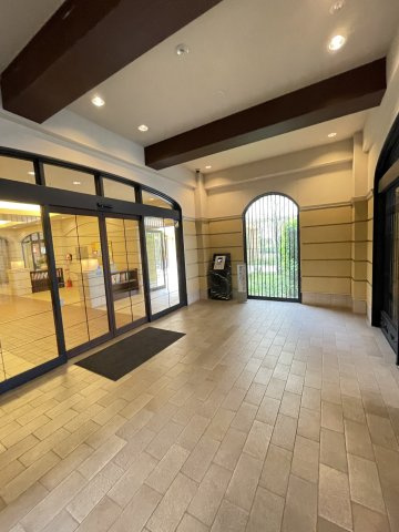 レイディアントシティ向ヶ丘遊園フランス街区のロビー|ロビー入口