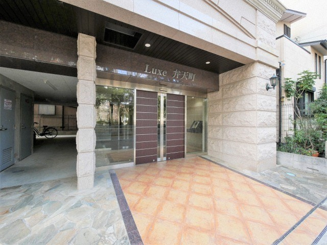 ラグゼ弁天町のエントランス