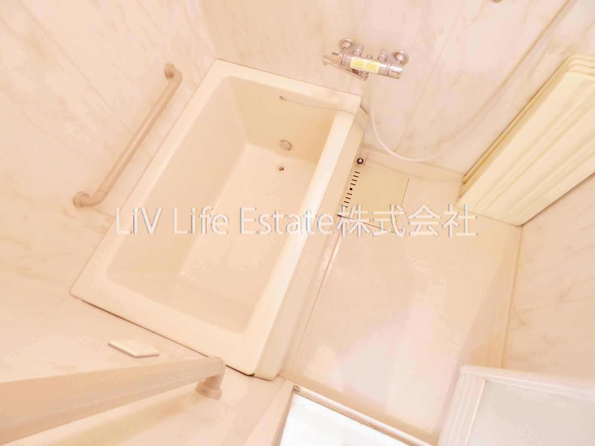 コーポレート小金井梶野通り6号棟(コーポレートコガネイカジノドオリロクゴウト)の浴室|同仕様写真