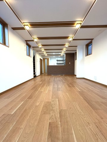 「辻堂」駅徒歩9分。静けさと湘南らしさを両立する住まいの居間・リビング