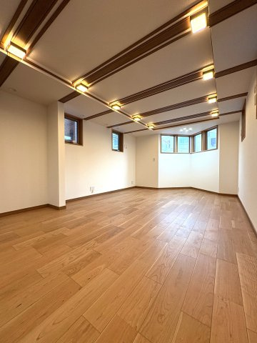 「辻堂」駅徒歩9分。静けさと湘南らしさを両立する住まいの居間・リビング