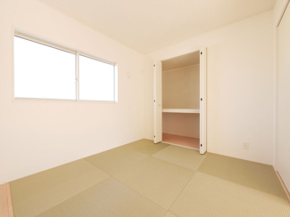 【和室】 | 甲斐市篠原 新築全2棟 2号棟 日当り良好 車並列3台 | 1階和室　5.2帖の洋風和室