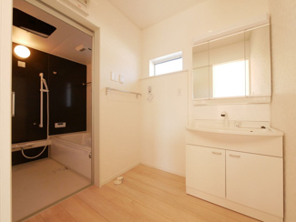 【独立洗面台】 | 甲斐市篠原 新築全2棟 2号棟 日当り良好 車並列3台 | 窓付きで換気もバッチリな洗面所