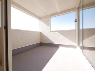 【バルコニー】 | 甲斐市篠原 新築全2棟 2号棟 日当り良好 車並列3台 | 屋根付き広々インナーバルコニー